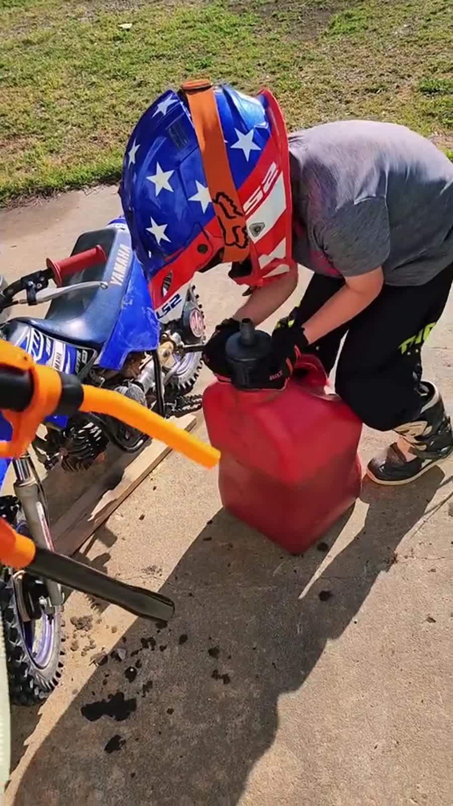 Pompe de transfert utilisée pour ravitailler une moto tout-terrain