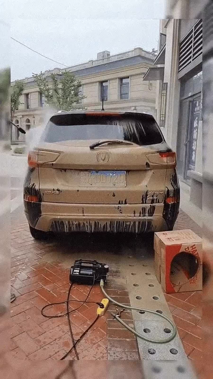 Voiture couverte de boue nettoyée au jet haute pression