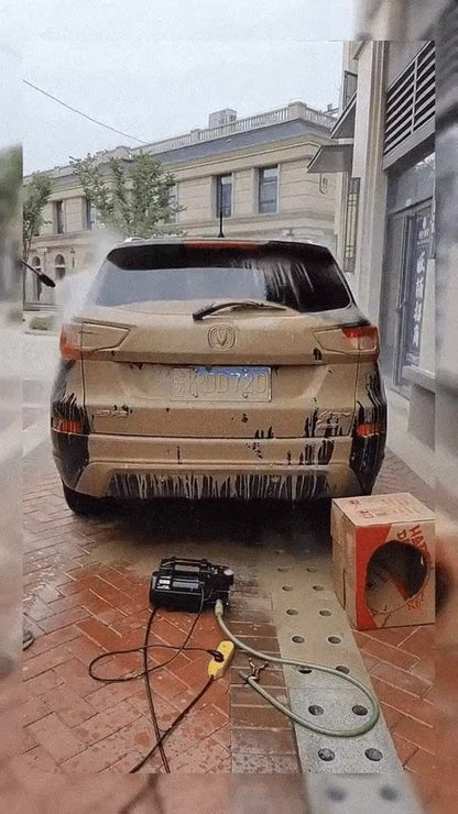 Voiture couverte de boue nettoyée au jet haute pression