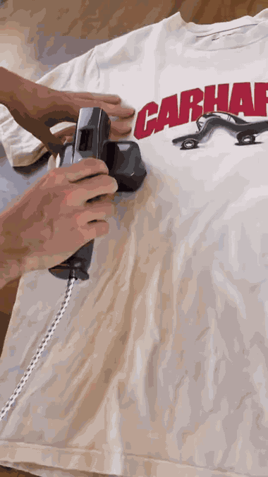 Défroisseur vapeur passé sur un t-shirt, les plis disparaissent